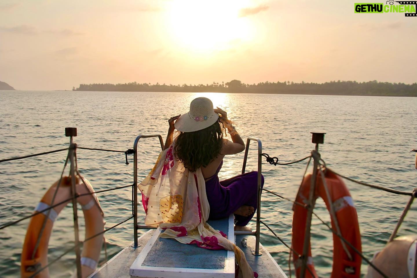 Tithi Raaj Instagram - Sea you at the Golden Hour ✨ . #golden #sea #waves #yacht #cruise #ship #boat #beach #breeze #blue #deep #water #sailing #skyline #horizon #marine #life #luxury #lifestyle #travel #travelblogger #goa