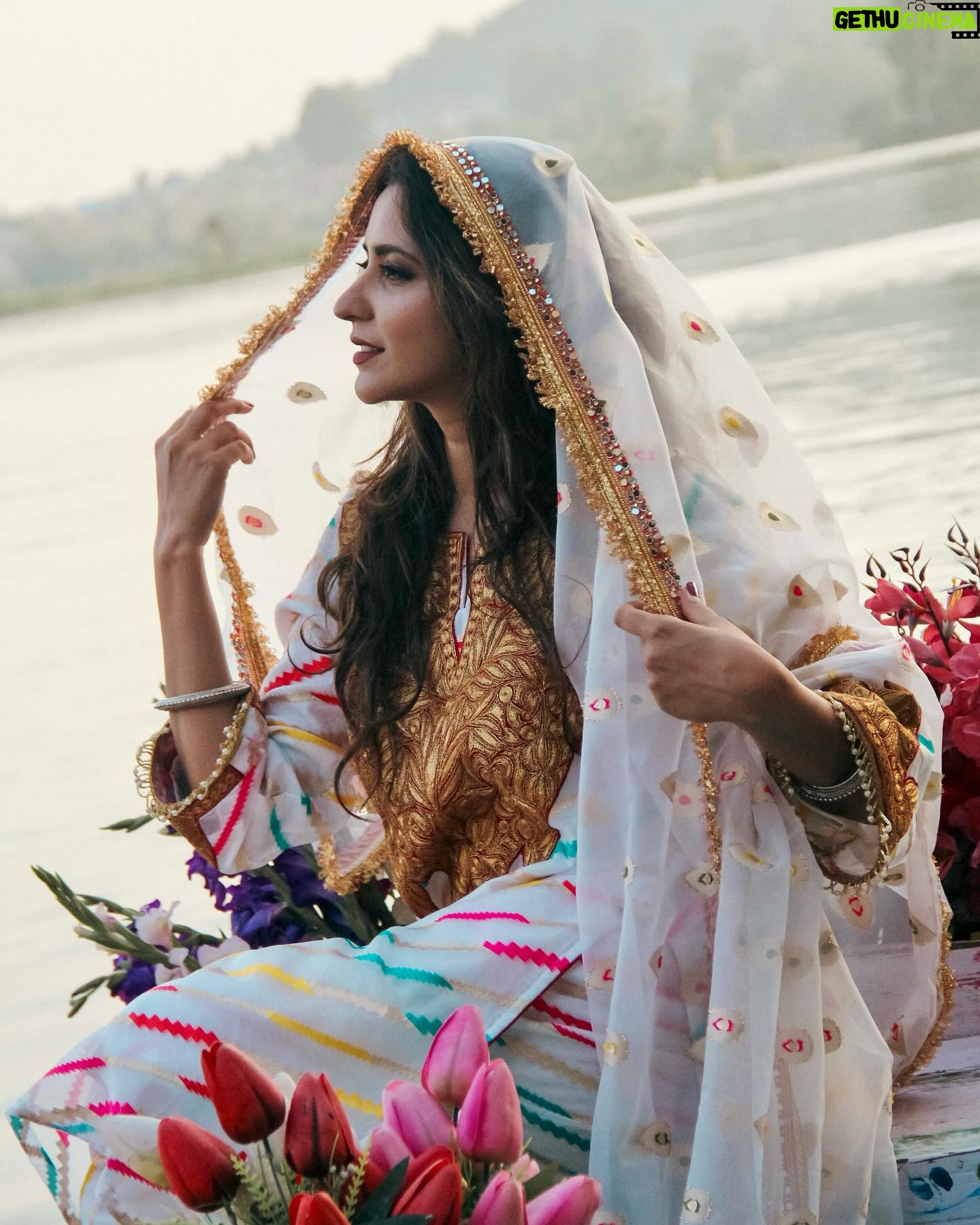 Tithi Raaj Instagram - PoV: Living a dream ✨ Wearing : @vieenrosedesignerstore #kashmir #traditions #culture #travel #luxury #lifestyle #beauty #creation #allthingsart