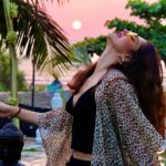 Tithi Raaj Instagram - Sunny Evenings & a Salty Spirit 🧜‍♀️ 🌞✨ . #sun #sea #salt #sand #spirit #sunset #sunshine #serene #beauty #love #beach #bliss #🌞 #✨