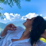 Tithi Raaj Instagram - Raindrops & Roses & Mountains & Poses #💜 These are a few of my Favourite Things #💕 #🌹 #🏔 . #favorite #place #happy #content #peace #quiet #calm #afternoon #nature #mountains #trees #bliss #allthingsart #nevercominghome cuz … #home #already