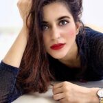 Tithi Raaj Instagram - Watching You Watching Me 😉 . In love with the dual tone metal strap and Swarovski®️ studded dial. My new #iconiclinklumine from @danielwellington ✨ . #danielwellington #luxury #lifestyle #class #simplicity #goodtimes #good #life #goodvibes #🌸