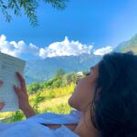 Tithi Raaj Instagram - Raindrops & Roses & Mountains & Poses #💜 These are a few of my Favourite Things #💕 #🌹 #🏔 . #favorite #place #happy #content #peace #quiet #calm #afternoon #nature #mountains #trees #bliss #allthingsart #nevercominghome cuz … #home #already