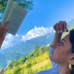 Tithi Raaj Instagram - Raindrops & Roses & Mountains & Poses #💜 These are a few of my Favourite Things #💕 #🌹 #🏔 . #favorite #place #happy #content #peace #quiet #calm #afternoon #nature #mountains #trees #bliss #allthingsart #nevercominghome cuz … #home #already