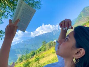 Tithi Raaj Instagram - Raindrops & Roses & Mountains & Poses #💜 
These are a few of my Favourite Things #💕 #🌹 #🏔 
.
#favorite #place #happy #content #peace #quiet #calm #afternoon #nature #mountains #trees #bliss #allthingsart #nevercominghome cuz … #home #already