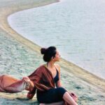 Tithi Raaj Instagram - लेहेरों की बस्ती में गगन से दूर #🌊 . #beach #sun #sea #calm #serene #state #of #mind #mindfulness #happy #simple #pleasure #allthingsart #💙