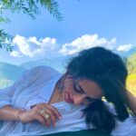 Tithi Raaj Instagram - Raindrops & Roses & Mountains & Poses #💜 These are a few of my Favourite Things #💕 #🌹 #🏔 . #favorite #place #happy #content #peace #quiet #calm #afternoon #nature #mountains #trees #bliss #allthingsart #nevercominghome cuz … #home #already