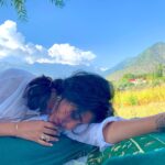Tithi Raaj Instagram - Raindrops & Roses & Mountains & Poses #💜 These are a few of my Favourite Things #💕 #🌹 #🏔 . #favorite #place #happy #content #peace #quiet #calm #afternoon #nature #mountains #trees #bliss #allthingsart #nevercominghome cuz … #home #already