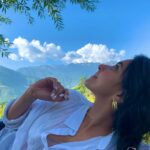 Tithi Raaj Instagram - Raindrops & Roses & Mountains & Poses #💜 These are a few of my Favourite Things #💕 #🌹 #🏔 . #favorite #place #happy #content #peace #quiet #calm #afternoon #nature #mountains #trees #bliss #allthingsart #nevercominghome cuz … #home #already