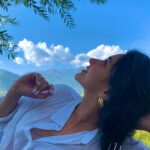 Tithi Raaj Instagram - Raindrops & Roses & Mountains & Poses #💜 These are a few of my Favourite Things #💕 #🌹 #🏔 . #favorite #place #happy #content #peace #quiet #calm #afternoon #nature #mountains #trees #bliss #allthingsart #nevercominghome cuz … #home #already