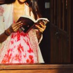 Tithi Raaj Instagram - Always Happy reading a Book .. #💕 . #happy #always #bookstagram #read #love #old #habits #goodvibes #white #pink #sunset #shadow #shillouette #beach #sea #goa #goodlife #✨