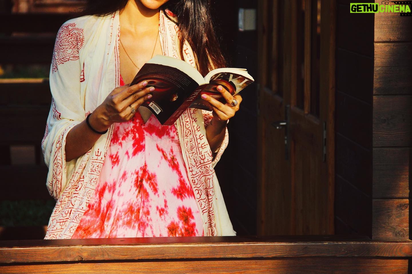 Tithi Raaj Instagram - Always Happy reading a Book .. #💕 . #happy #always #bookstagram #read #love #old #habits #goodvibes #white #pink #sunset #shadow #shillouette #beach #sea #goa #goodlife #✨