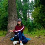 Tithi Raaj Instagram - Cold ❄️ & Green 🌱 & everything in between ✨ . #cold #mountains #treks #trail #color #lush #gradients #green #giants #earth #echo #love #allthingsart