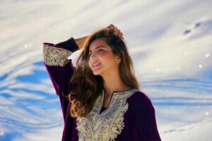 Tithi Raaj Instagram - दिल , पश्मीना ❄️💜✨
.
#winter #sun #kissed #cold #snow #ice #purple #traditionalwear #pheran #kashmir #ethnic #travel #culture #lifestyle #allthingsart #💜