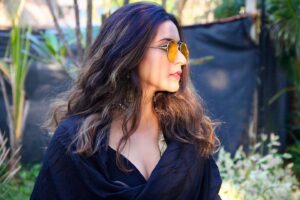 Tithi Raaj Instagram - धूप निकलती है जहां से
.
 #🌞 #sun #wind #green #stateofbeing #shadow #shades #silhouette #palm #beach #leaf #sand #tropical #travel #lifestyle 
#🍃 #🌴 #🌅