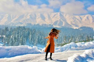 Tithi Raaj Instagram - Up Above the World So High ❄️ 
Should I ever come down , But Why ? 

#toocoldtosmile #feelingblue 
.
#snow #tops #ice #mountains #cold #blues #sun #shades #peace #quiet #kashmir #travel #lifestyle #beauty #happyplace #allthingsart #allthingsnow