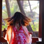 Tithi Raaj Instagram - मटरगश्ती 💜 . #sunday #sunlit #mood #pink #color . #warm #sunlight #light #dance #book #chill #mornings #sun #shine #sparkle #💫