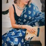 Tithi Raaj Instagram - Saree, on the beach? Possible 💙 USE CODE : TITHIASEEM05 & avail a 5% discount on purchase✨ Celebrating a fusion of timeless elegance, beauty, style & functionality in every drape with this pre stitched pocket saree by @aseembyaseemshakti