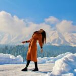 Tithi Raaj Instagram - Up Above the World So High ❄️ Should I ever come down , But Why ? #toocoldtosmile #feelingblue . #snow #tops #ice #mountains #cold #blues #sun #shades #peace #quiet #kashmir #travel #lifestyle #beauty #happyplace #allthingsart #allthingsnow