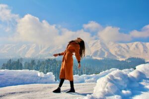 Tithi Raaj Instagram - Up Above the World So High ❄️ 
Should I ever come down , But Why ? 

#toocoldtosmile #feelingblue 
.
#snow #tops #ice #mountains #cold #blues #sun #shades #peace #quiet #kashmir #travel #lifestyle #beauty #happyplace #allthingsart #allthingsnow