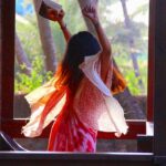 Tithi Raaj Instagram - मटरगश्ती 💜 . #sunday #sunlit #mood #pink #color . #warm #sunlight #light #dance #book #chill #mornings #sun #shine #sparkle #💫