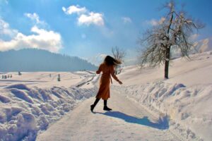Tithi Raaj Instagram - Up Above the World So High ❄️ 
Should I ever come down , But Why ? 

#toocoldtosmile #feelingblue 
.
#snow #tops #ice #mountains #cold #blues #sun #shades #peace #quiet #kashmir #travel #lifestyle #beauty #happyplace #allthingsart #allthingsnow