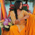 Tithi Raaj Instagram – Growing up I’ve always admired mom’s pictures where she’s sitting in the Shikara all dolled up & looking pretty ✨
Since then I’ve always wanted the same photos ! Thankyou  @vieenrosedesignerstore 
@rehasbeautyclinic for making that wish come true ! 

#kashmir #ethnicwear #designerwear #traditions #shikara #travel #lifestyle