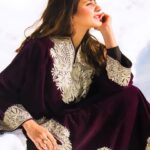 Tithi Raaj Instagram - Kashmir Appreciation post in 42 degrees. 🥵🥶 . #❄️ #☀️ #snow #snowflakes #snowfall #white #winter #walks #peace #love #december #mountains #festival #lights #traditions #pheran #kashmir #sun #shine #bliss #happyplace #travel #lifestyle #✨ #💜