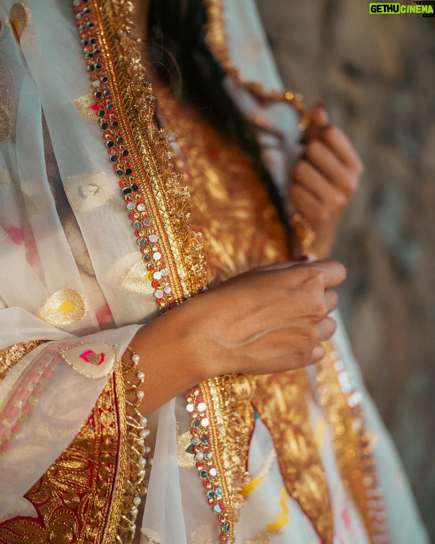 Tithi Raaj Instagram - PoV: Living a dream ✨ Wearing : @vieenrosedesignerstore #kashmir #traditions #culture #travel #luxury #lifestyle #beauty #creation #allthingsart