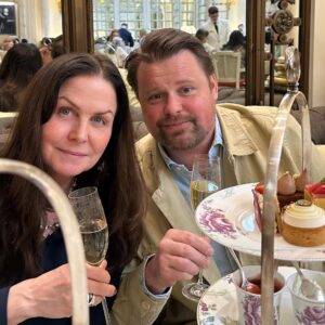 Titti Schultz Instagram - Det är ett liv i sus och dus! 🥂🇬🇧
