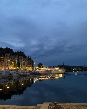 Titti Schultz Instagram - Måste dela den här från i morse, strax efter 03.00. Jag cyklar mot jobb, det doftar hav, solen har inte gått upp men överväger att göra det. Några vinglar hemåt, andra har just vaknat. Det är något speciellt när man inte är så många ute.