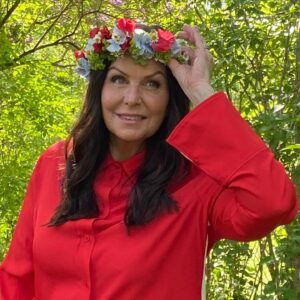Titti Schultz Instagram - Hemligheten är ute! 
Den 28 juli är min dag i @sommarip1 ! 
Om jag bara lyckas formulera mig… Håll tummarna. 
🌸🌸🌸