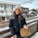 Tiziri Digne Instagram – Courchevel vibes ❄️

Deux salles, deux ambiances avec ces deux photos ! 📸
Pas de ski aujourd’hui mais on a beaucoup marché, ce matin dans la nature, c’était juste magnifique (cf photo 2) et ensuite dans les boutiques ! Une bien belle journée ✨

#courchevel #courchevel1850 #winterfashion #ootdfashion