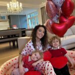 Tiziri Digne Instagram - Happy Valentine’s Day 💘 Ma surprise a eu l’effet escompté , tout le monde était content (regardez leur réaction à la fin 🥰) & vous, votre Saint Valentin ? Racontez loin❤️ #maman #famille #parents #saintvalentin #valentinesday #surprise #family