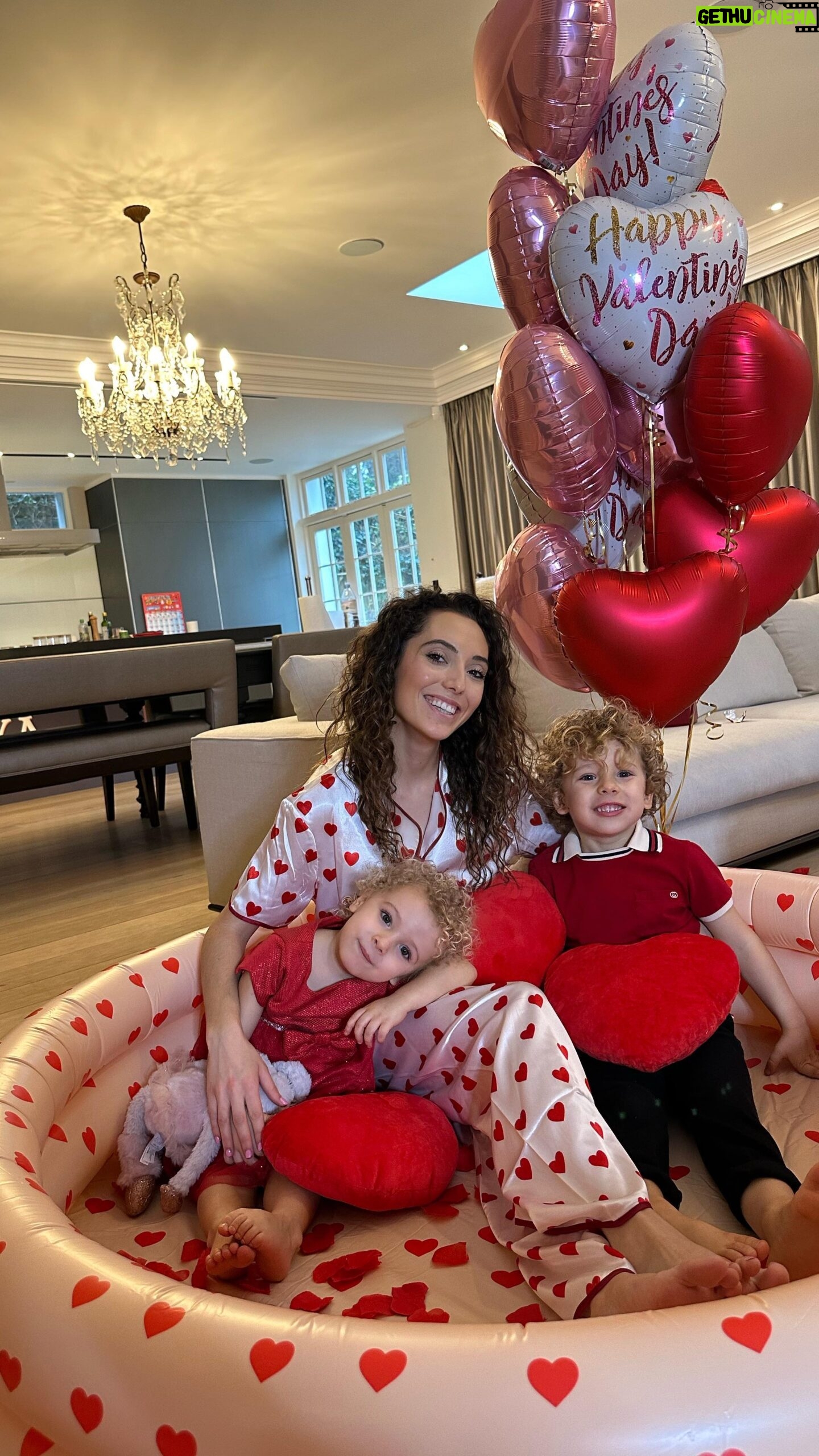 Tiziri Digne Instagram - Happy Valentine’s Day 💘 Ma surprise a eu l’effet escompté , tout le monde était content (regardez leur réaction à la fin 🥰) & vous, votre Saint Valentin ? Racontez loin❤️ #maman #famille #parents #saintvalentin #valentinesday #surprise #family