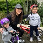 Tiziri Digne Instagram - Qui se reconnaît dans cette situation ? 😂 Avec les vélos @woombikes on a trouvé le compromis parfait : Les enfants pédalent et s’amusent en toute sécurité pendant des heures, & nous, parents, on portent les vélos sur le retour car ils sont vraiment super légers ! 🤩 Collaboration commerciale avec @woombikes #famille #humour #enfants #viedemaman #maman