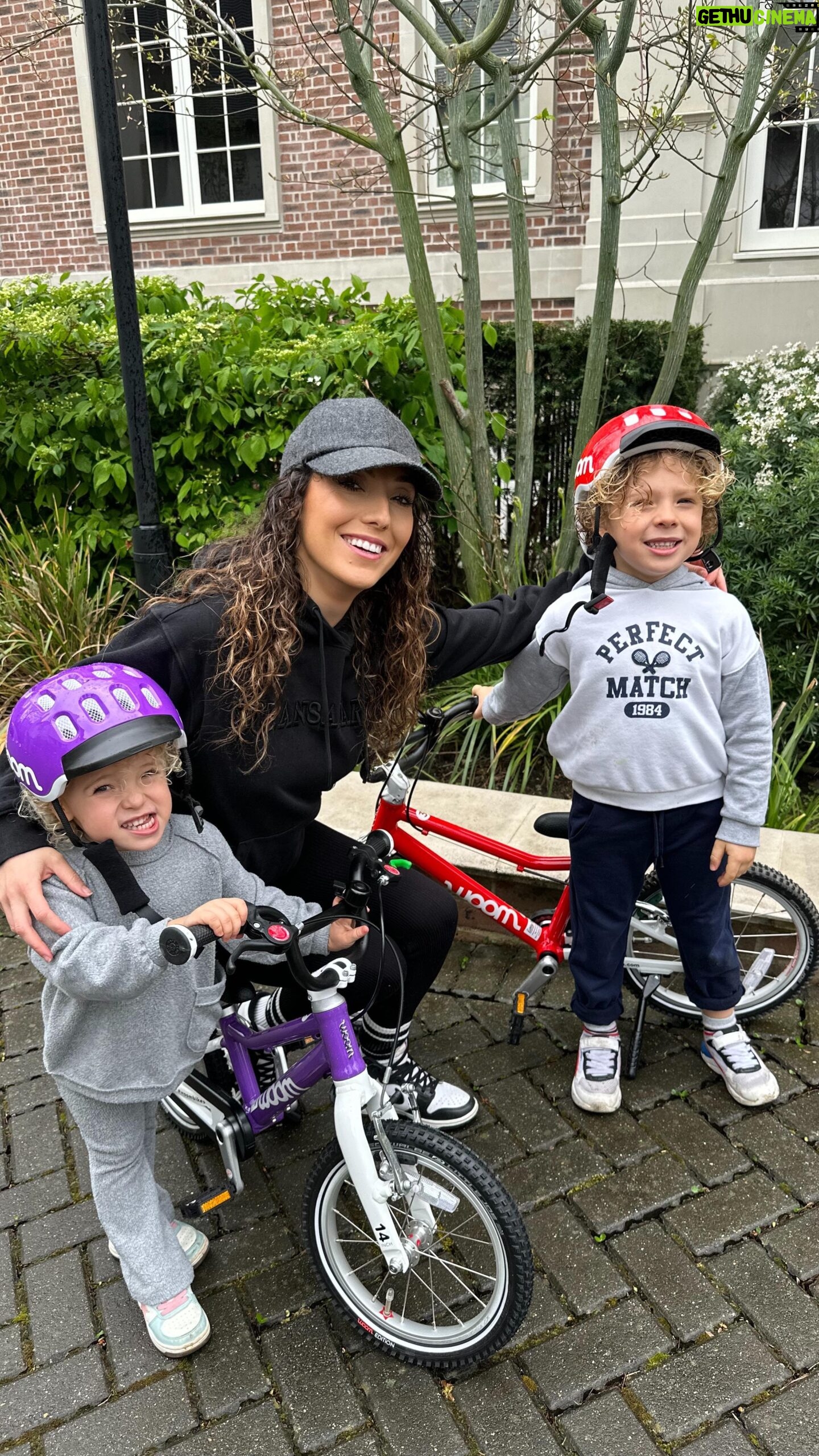 Tiziri Digne Instagram - Qui se reconnaĂźt dans cette situation ? đ Avec les vĂ©los @woombikes on a trouvĂ© le compromis parfait : Les enfants pĂ©dalent et sâamusent en toute sĂ©curitĂ© pendant des heures, & nous, parents, on portent les vĂ©los sur le retour car ils sont vraiment super lĂ©gers ! đ€© Collaboration commerciale avec @woombikes #famille #humour #enfants #viedemaman #maman