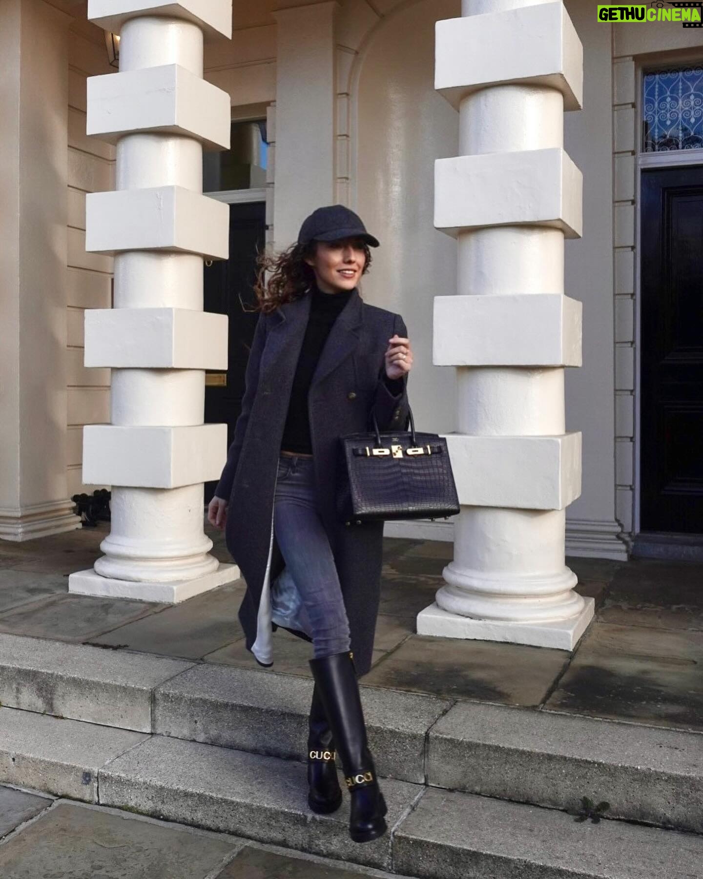 Tiziri Digne Instagram - It’s so cold in London 🇬🇧 Quand il fait froid vous misez sur le style ou sur le confort ? Ça vous dit une vidéo pour être à la fois stylé et confortable ? #outfit #theparisianchique #lookdujour #outfitinspiration #styleblogger