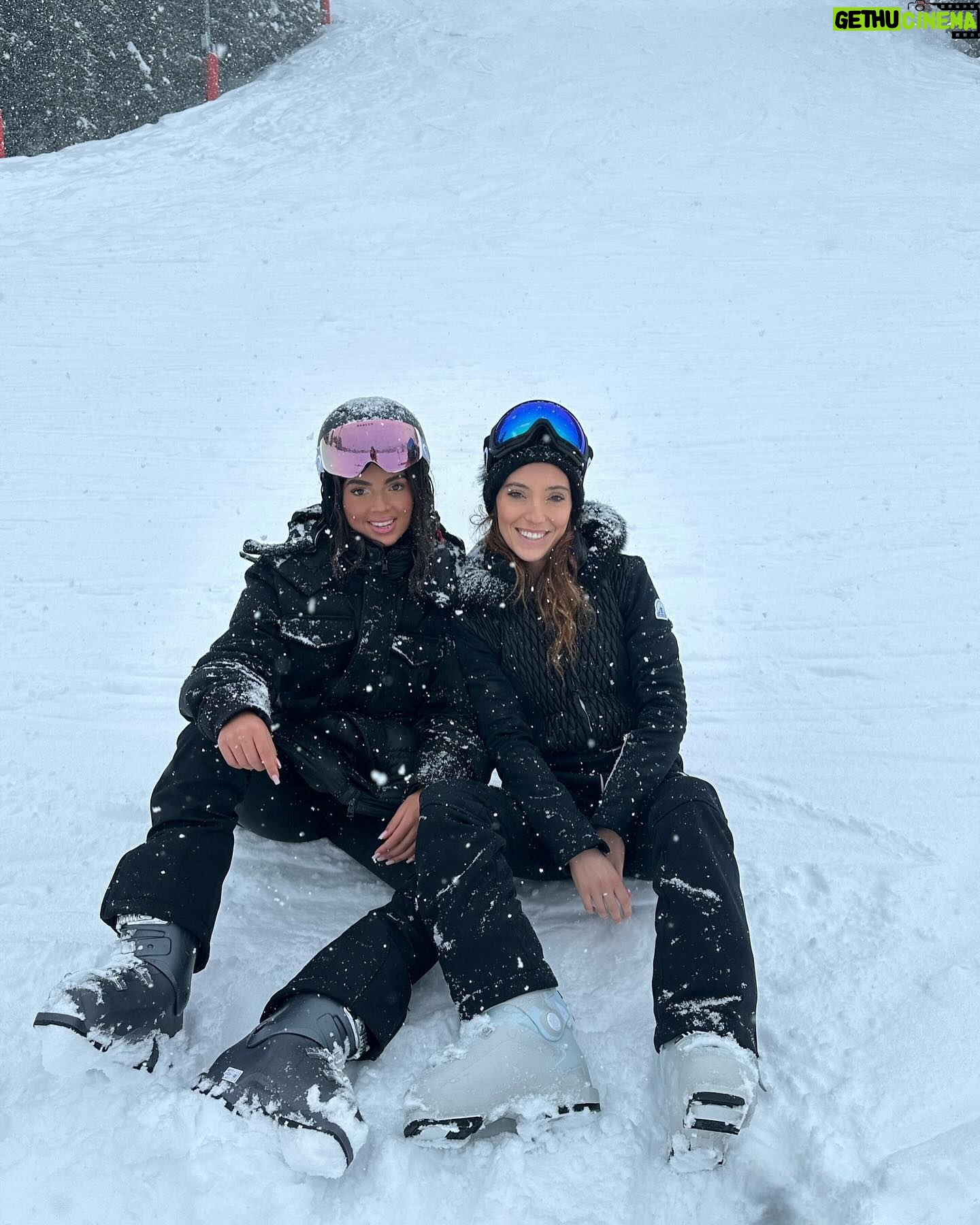 Tiziri Digne Instagram - Ice, ice baby ❄️ Fin des vacances au ski, on en a bien profité, entre nos exploits sur les pistes, les balades dans la nature, les sorties en luge, & évidemment les nombreux goûters & raclettes, tout était parfait ! ❤️ #skiseason #skiday #courchevel #vacancesenfamille