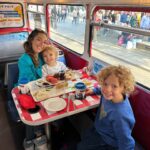 Tiziri Digne Instagram - Afternoon tea 🫖 Si vous vivez ou si vous comptez venir à Londres avec des enfants, je vous recommande ce tour en bus qui allie visite touristique & délicieux tea time sur le theme de Paddington ! On a vraiment passé un super moment ! ❤️ #london #expatlife #famille #family #sortiealondres #activiteenfant