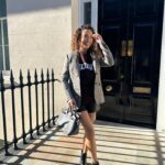 Tiziri Digne Instagram - Happy Friday ☀️ Quoi de prévu chez vous ce weekend ? Ici foot foot foot (comme d’hab’ 😂) marché de noël de l’école & sûrement un petit tour dans les rues de Londres🎅🏼 #theparisianchique #classywomen #outfitinspiration #lookdujour