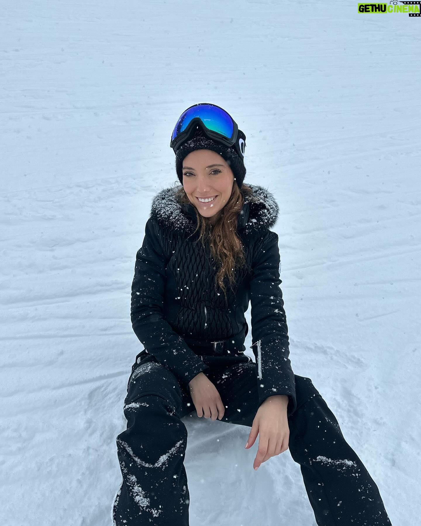 Tiziri Digne Instagram - Ice, ice baby ❄️ Fin des vacances au ski, on en a bien profité, entre nos exploits sur les pistes, les balades dans la nature, les sorties en luge, & évidemment les nombreux goûters & raclettes, tout était parfait ! ❤️ #skiseason #skiday #courchevel #vacancesenfamille