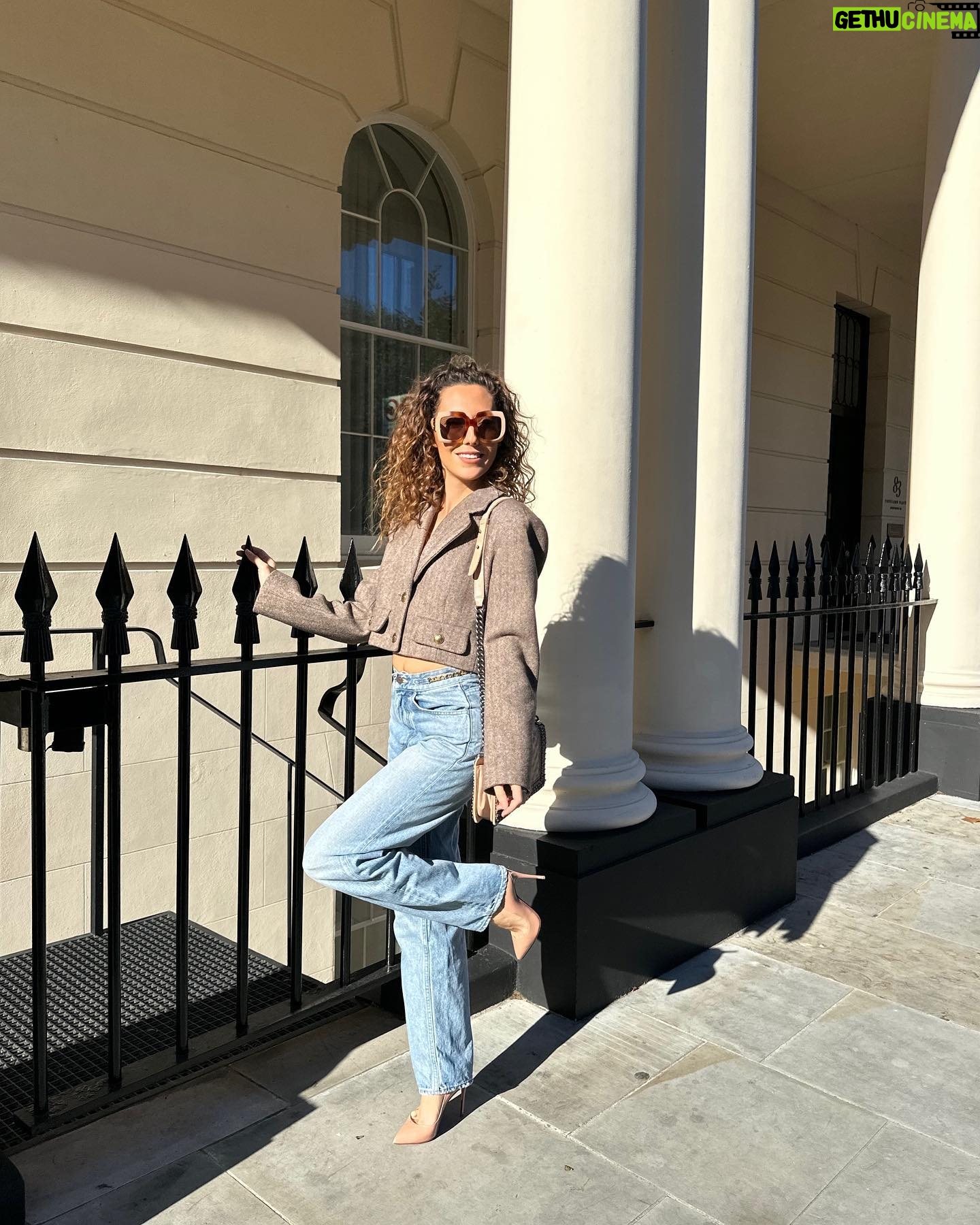 Tiziri Digne Instagram - Sunny London ☀️ Vous êtes plutôt team talon ou team basket ? Je voue une véritable passion pour les talons, je trouve ça tellement élégant, féminin, sexy … mais j’avoue que depuis la naissance de mes enfants je suis passée à la team basket 😂 #theparisianchique #fallfashion #falloutfitideas #fashioninspiration