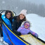 Tiziri Digne Instagram - Dog sledding 🐕❄️ Une expérience incroyable, les paysages étaient magnifiques , les enfants étaient aux anges, tout était parfait ! 🤩 #chiendetraineau #dogsledding #vacances #famille #ski