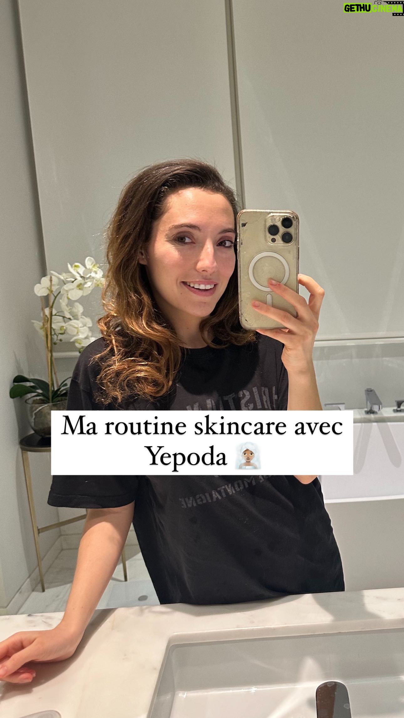 Tiziri Digne Instagram - Ma morning routine avec @yepoda.fr 🍊 Je vous présente le nouveau sérum C-Boost hero concentré à 15% de vitamine C ! Il va rendre le teint plus lumineux, réduire l’hyperpigmentation, & réduire les signes de l’âge en bois tant la production de collagène ! 🧡 Passez commande avec mon code TIZIRIBOOST pour bénéficier de -20% chez Yepoda 🧖🏽♀️ #yepoda #skincareroutine #produitsdebeauté #nofilter #sansfiltre #nomakeup
