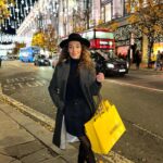 Tiziri Digne Instagram - Si vous deviez faire vos valises, et tout recommencer ailleurs où iriez vous ? 🧳✈️ Hâte de vous lire ❤️ #london #londonlife #christmasinlondon #ootd #outfitinspiration