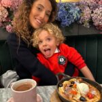 Tiziri Digne Instagram - L’heure du goûter 🍰 La personne qui trouve LE cadeau qui fera le plus plaisir à Isaho à Noël le recevra chez lui pour son enfant… réfléchissez bien & tentez votre chance 🎁🎅🏼 #christmasiscoming #jeuconcours #viedeparents #enfants #family