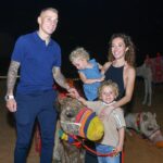 Tiziri Digne Instagram - Desert adventure 🐪 Quelle soirée magnifique ! Buggy, danseuses, fire show, faucon, balade en chameau, les enfants (& les grands) étaient trop heureux ! 🙏🏼❤️ #dubai #vacances #famille #desert #uae