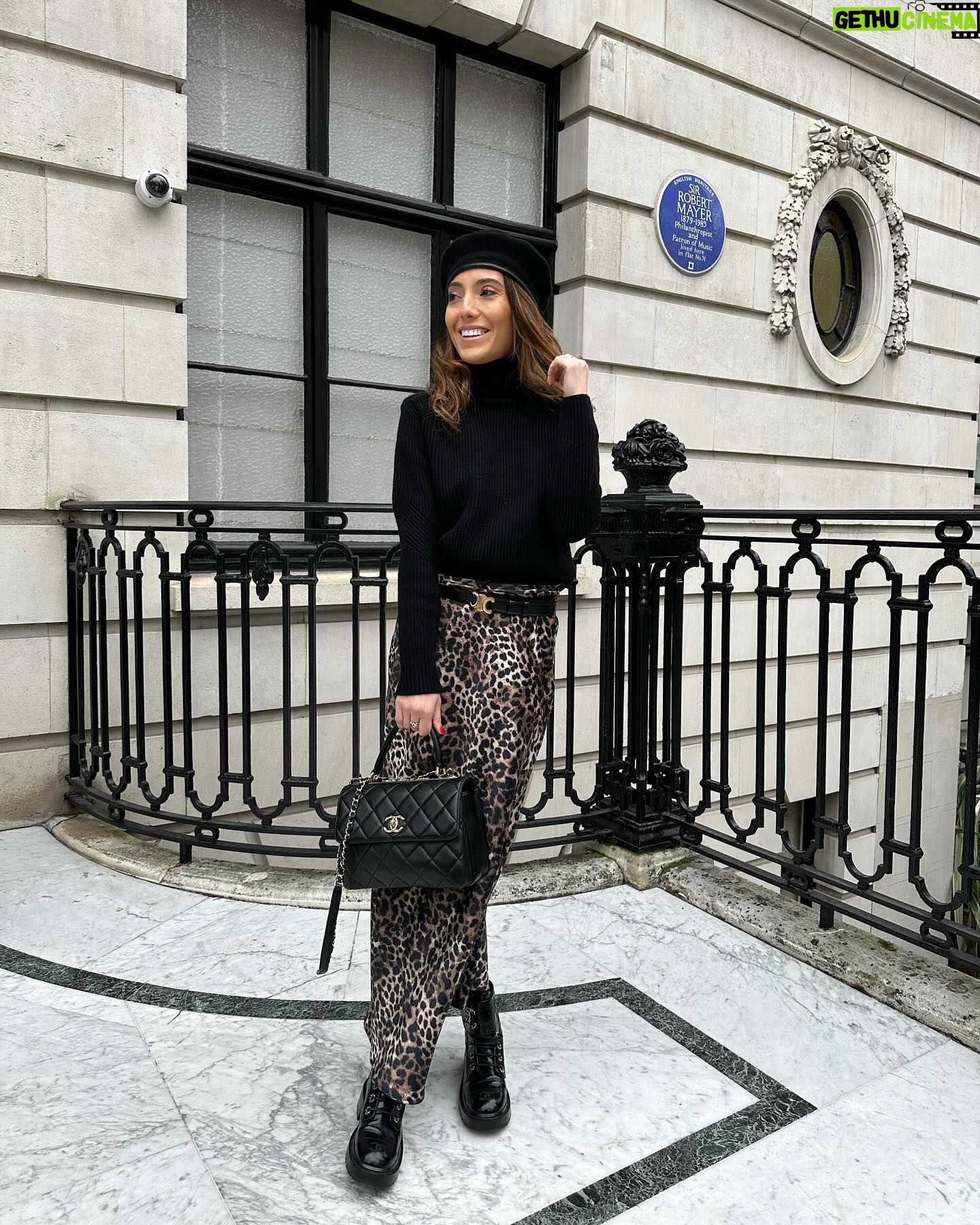 Tiziri Digne Instagram - Look du jour 🖤 Vous osez l’imprimé léopard ? 🐆 Pour le porter sans vulgarité voici quelques conseils : - L’associer à des pièces sobres - L’associer à des coloris plus neutres - Le porter sur des accessoires #lookdujour #outfitinspiration #mode #theparisianchique