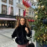 Tiziri Digne Instagram - Christmas is shining over Bond Street ✨ Identifie la personne avec qui tu aimerais visiter Londres en cette période de fête 🎅🏼 #london #visitlondon #christmas #outfit