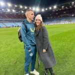 Tiziri Digne Instagram - About last night … ⚽️ J’ai emmené les enfants au stade hier, ils étaient trop heureux ! Ils ont fait l’entrée sur le terrain avec les joueurs pour le plus grand bonheur d’Isaho (photo 5) & ils ont joué un peu à la fin du match, alors que perso j’avais juste envie de rentrer 😂 (cf ma tête sur la photo 2) #football #gameday #premierleague #famille #family #love